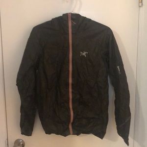 Arc’teryx Super Light Insulated Waterproof Norvan running jacket
